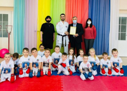 Тренеру по карате Нареку Манукяну вручил почетную грамоту лично глава районной администрации