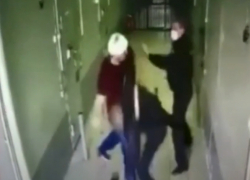 Появилось видео о нападении задержанного на сотрудников полиции в Морозовске