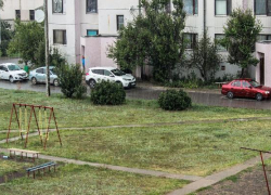 Бушующая стихия с ливнем и порывистым ветром настигла Морозовск 