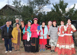 Артисты Морозовского РДК посетили хутор Быстрый с выездным концертом