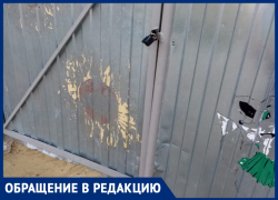 Площадка не для всех: на улице Кольцевая в Морозовске играть могут только те дети, чьи родители заплатили за ограждение