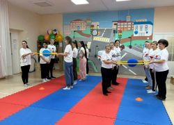 В детском саду «Жемчужинка» педагоги сразились с родителями в быстроте и ловкости