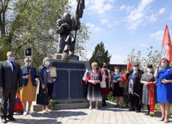 Жители станицы Вольно-Донской возложили цветы к мемориалу и воинскому захоронению