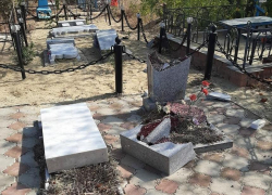 Вандалов, осквернивших десятки могил в Морозовске, уже нашли