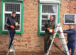 Волонтерский отряд "На крыльях добра" помог с покраской окон во Всероссийском обществе слепых в Морозовске 