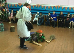 Баба Яга вредничала и капризничала на празднике в Вольно-Донском СДК 