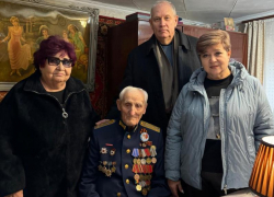 Ветерана ВОВ из Морозовска поздравили с наступающим Новым годом 