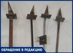 Длинные острые штыри воткнуты в землю на границе Морозовского и Константиновского районов