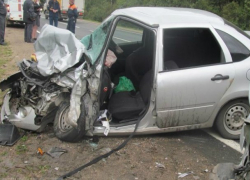 Водитель врезавшегося в отбойник автомобиля погиб на трассе Кашары-Морозовск