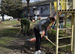 Волонтеры Морозовска навели чистоту в железнодорожном парке