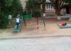 Наша власть ждёт, когда кого-нибудь собьют, - морозовчанка о детской площадке у самой дороги