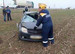 Пострадавшего в аварии под Морозовском водителя деблокировали из автомобиля при помощи спецтехники