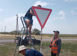 Дорожная служба Морозовского района готовит дороги к началу учебного года