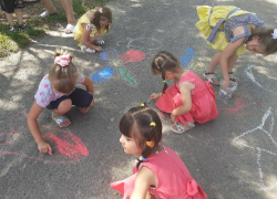 Разноцветное лето: необычную выставку детского рисунка провели в Вольно-Донском доме культуры