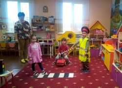 Детсадовцы хутора Морозов побывали в роли водителей, пешеходов и инспекторов дорожного движения