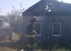 На улице Котельникова в Морозовске загорелся частный жилой дом