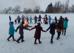 Царевна Несмеяна, баба Яга, Лешиха, скоморохи от души веселили публику на празднике Масленицы в хуторе Парамонов
