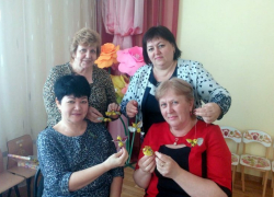 Педагоги в Морозовске уселись за «парты» и учились сами мастерить птиц