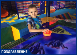 Николая Зайцева с Днем рождения поздравили мама и папа