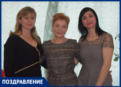 Воспитателей группы "Почемучки" детского сада №1 "Ромашка" в 8 марта поздравили дети и их родители