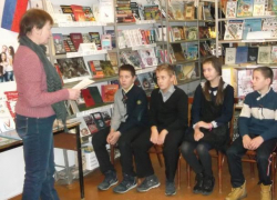 Библиотекарь и работник клуба провели для школьников профориентацию в хуторе Старопетровском