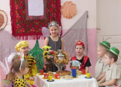 Театрализованное представление по мотивам сказки К.И. Чуковского "Муха-Цокотуха" прошло в детском саду №3 в Морозовске