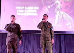 "Победа будет за нами!": концертная программа "Своих не бросаем" в Доме офицеров Морозовска получилась особенно яркой