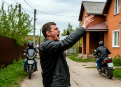 Мужчина шугал малолетних мотоциклистов стрельбой из оружия