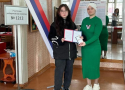 Символичные подарки вручают впервые проголосовавшим жителям Морозовского района