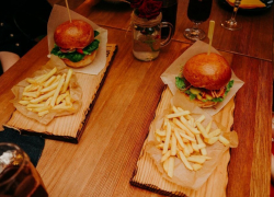 Вкусные и сочные бургеры с мясом подают в кафе, спрятанном в укромном уголке Морозовска