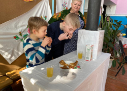 Конкурс на скоростное поедание блинов пришелся по вкусу участникам праздника Масленицы в станице Вольно-Донской