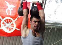 50 и более раз спортсмены смогли поднять тяжелые гири на соревнованиях в Морозовске