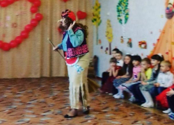 "Озорные гномики" с Бабой-Ягой смастерили медали для мам в детском саду "Колобок"