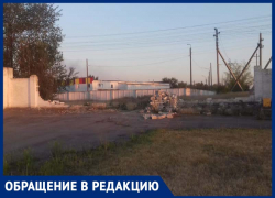 Так от стадиона одни кушери и останутся! - морозовчанку возмутило, что стену стадиона кто-то разбирает по кирпичику