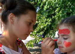 Яркими красками лета раскрасили ребятишек на празднике ко Дню защиты детей в Гагаринском сельском поселении