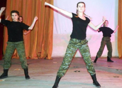 Во славу Отечества кадеты и воспитанники казачьей школы исполнили патриотичные песни и танцы в Морозовске
