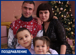 Амира Бадретдинова с Днем защитника Отечества поздравили жена и детки