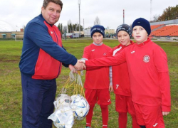 Шесть футбольных мячей подарили морозовчанам в Новошахтинске