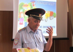 Инспектор на примере ДТП со школьницей в Морозовске объяснил детям "велосипедные" хитрости