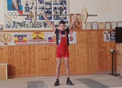 Морозовчанин Евгений Леенков завоевал 1 место среди юношей на соревнованиях по тяжелой атлетике в Шахтах
