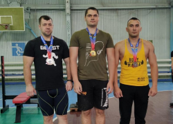 Александ Дробков и Дмитрий Макаров стали лучшими из спортсменов на соревнованиях по "русскому жиму" в Морозовске