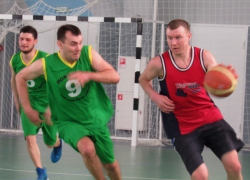 Острые моменты районного баскетбольного турнира в Морозовске попали в объектив фотокамеры