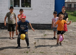 Летом детям некогда скучать: программу «Хорошо, когда с утра начинается игра» провели в Сибирьчанском СК