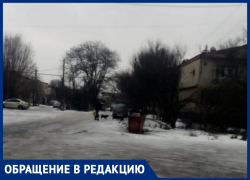 Мужчина на улице Тельмана в Морозовске отбивался от стаи бродячих собак
