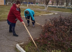 С уборки памятника павшим воинам началась весна в станице Вольно-Донской