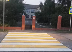 В Морозовском районе на пешеходные переходы нанесли дорожную разметку