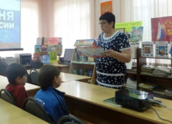 Детям в Морозовске подарили раскраски «Приключения инопланетянчика в России: зачем нужны выборы»