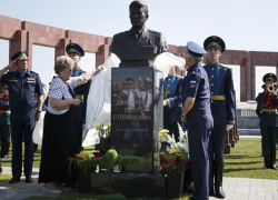 Знаменитому морозовчанину Петру Дейнекину открыли памятник на Федеральном военном кладбище в Мытищах