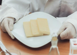 Морозовчане, выбирайте продукты внимательнее: специалисты протестировали "Российский" сыр 30 разных марок и нашли много нарушений