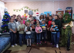 Волонтеры Морозовского района поздравили ребят из социального приюта с Новым годом